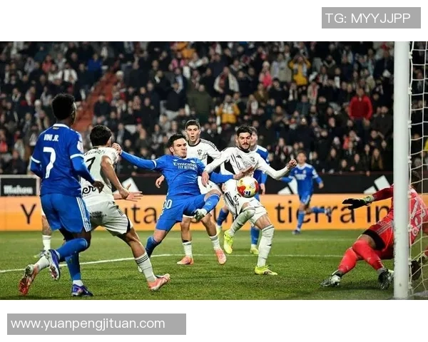 世界杯激战：拜仁与皇马战成平局乌龙球成比赛转折点深度解析