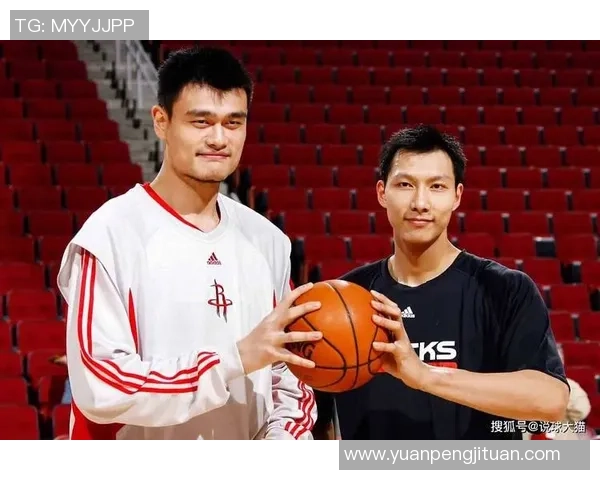 孙悦与姚明亲密合影展现篮球巨星友谊与默契瞬间的珍贵记录